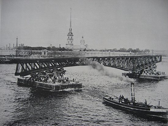 Строительство Троицкого моста в Петербурге 1901 год. Перевозка ферм левого крайнего пролета.